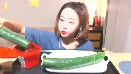 娱乐吃瓜酱手机掉水里,娱乐吃瓜酱的惊险救援记